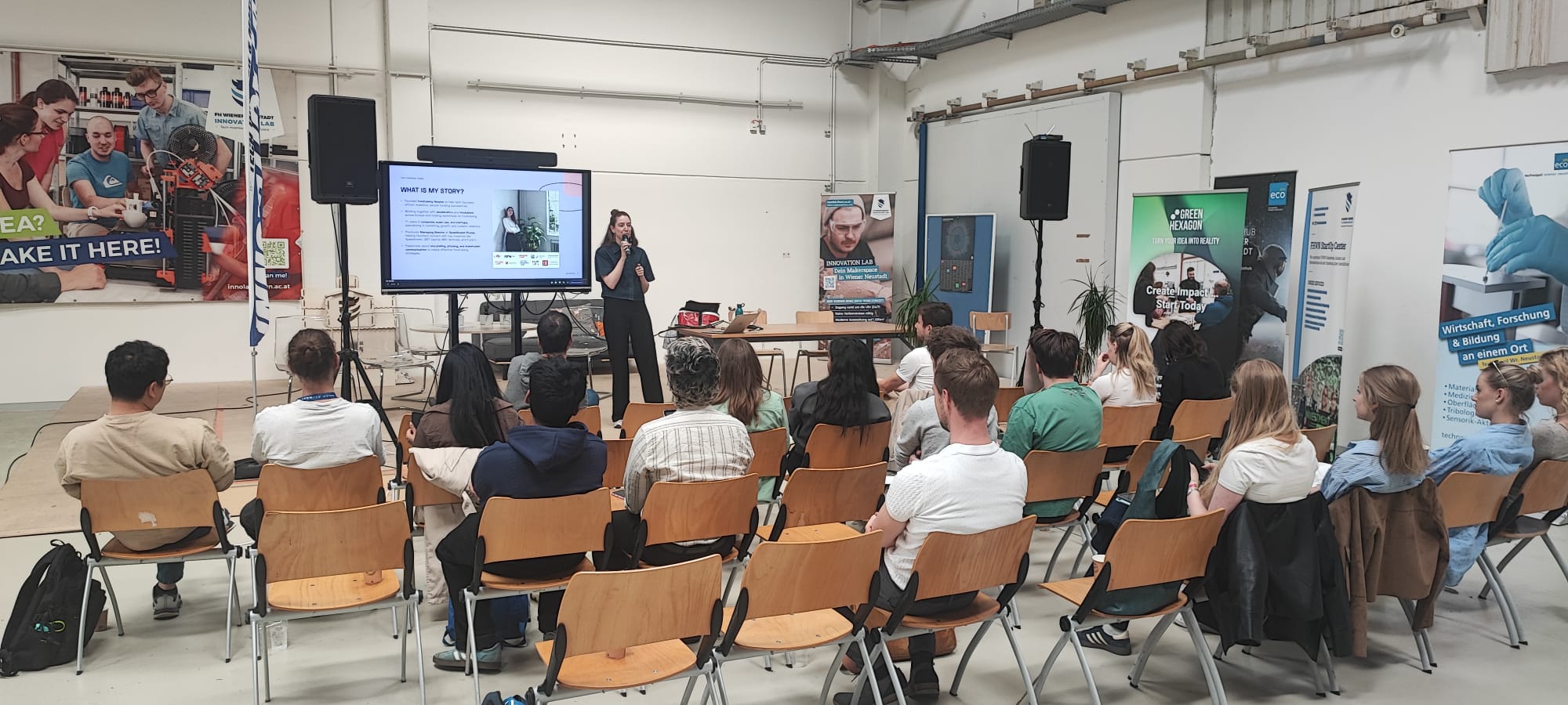 A speaker presenting to Green HExagon participants at the FHWN Innovation Lab during the start-up bootcamp